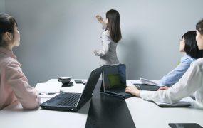 创业初期，如何节省成本并合理分配资源？